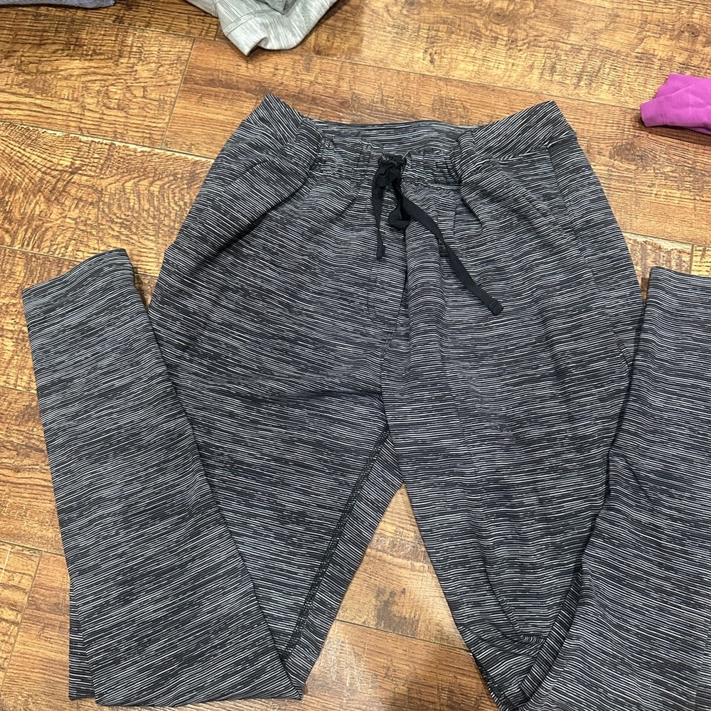 Lululemon Athletica Gray Ankle Cropped Pants (On the Fly)